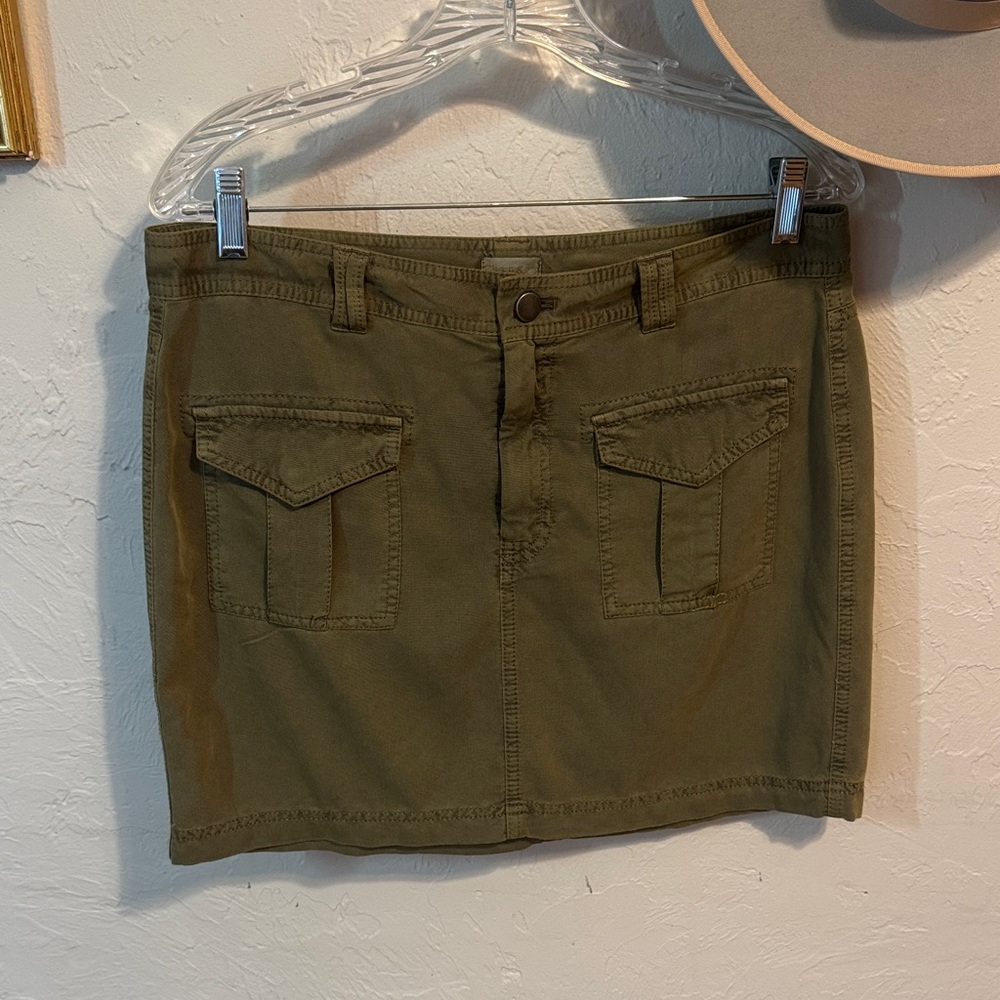 Hinge Khaki Buttoned Skirt with snap pockets size 10. New without tags